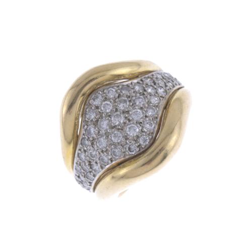 RING WITH DIAMONDS PAVÉ CENTRE.