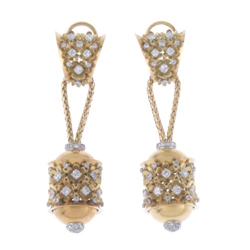 BOUCHERON PARIS. PENDIENTES LARGOS CON DIAMANTES.