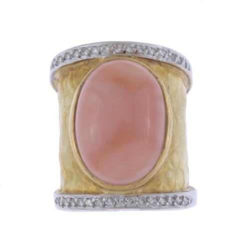 LARGE RING WITH OVAL CORAL.