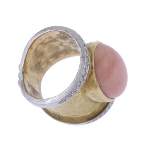 LARGE RING WITH OVAL CORAL.
