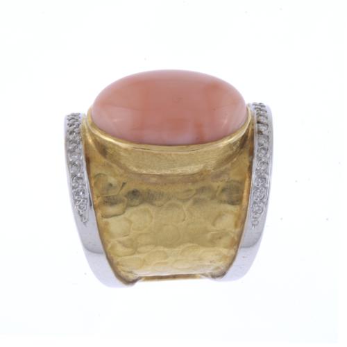 LARGE RING WITH OVAL CORAL.