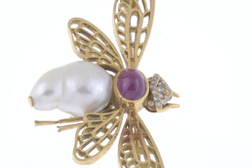 FLY BROOCH WITH PEARL AND CABOCHON RUBY.