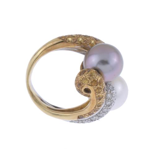 BICOLOUR RING WITH DIAMONDS PAVÉ AND TWO PEARLS.