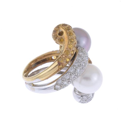 BICOLOUR RING WITH DIAMONDS PAVÉ AND TWO PEARLS.