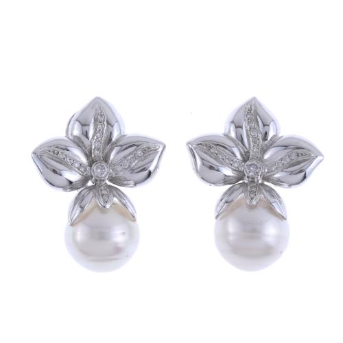 EARRINGS WITH AUSTRALIAN PEARL AND DIAMONDS.