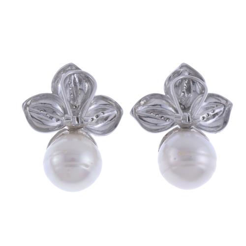 EARRINGS WITH AUSTRALIAN PEARL AND DIAMONDS.