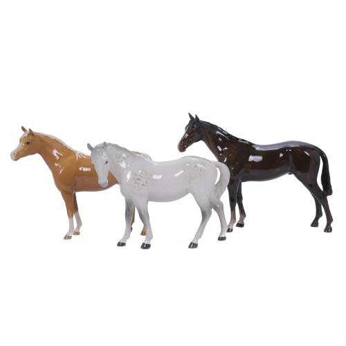 THREE HORSES IN ENGLISH BESWICK PORCELAIN, 20TH CENTURY.