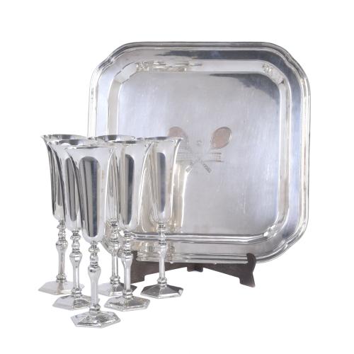VALENTI. SET OF SIX CAVA GLASSES AND TRAY IN SILVERY METAL.