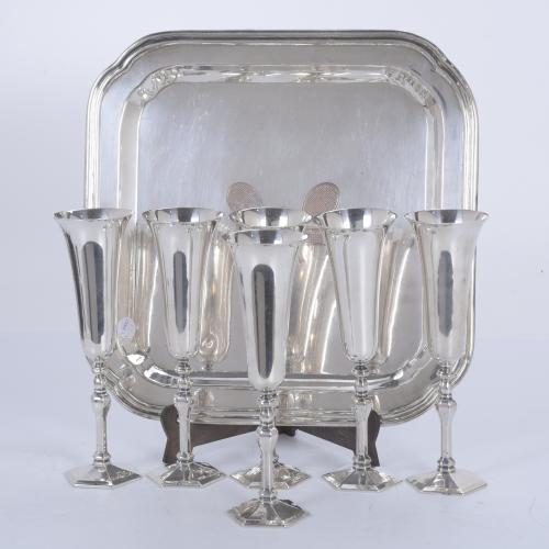 VALENTI. SET OF SIX CAVA GLASSES AND TRAY IN SILVERY METAL.