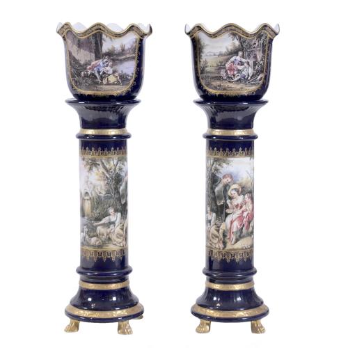 PAREJA DE COLUMNAS CON JARDINERAS DE PORCELANA SÈVRES, CIRCA 1940.