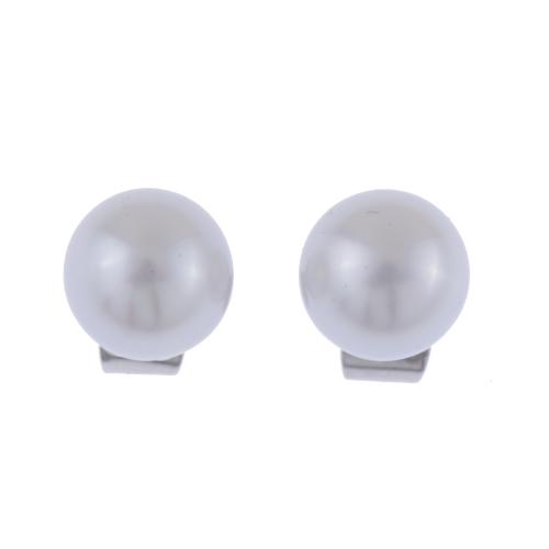 PEARLS STUD EARRINGS.