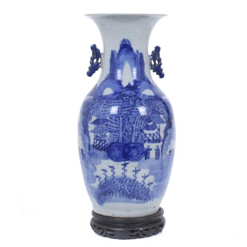 CHINESE PORCELAIN VASE, 20TH CENTURY.