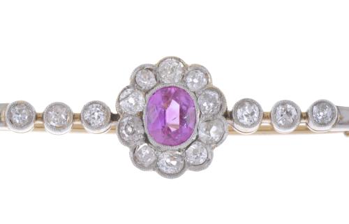 BROCHE CON RUBÍ Y DIAMANTES EN FORMA DE FLOR.