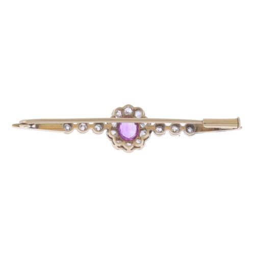 BROCHE CON RUBÍ Y DIAMANTES EN FORMA DE FLOR.