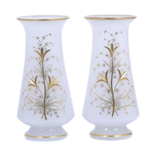 PAIR OF WHITE OPALINE VASES IN BACCARAT CRYSTAL, 20TH CENTURY.