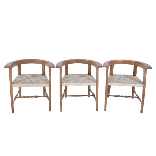 CONJUNTO DE TRES SILLAS SIGUIENDO MODELOS DANESES, SIGLO XX. 
