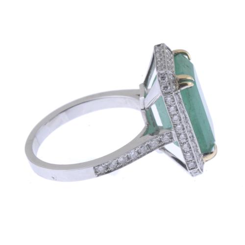 RING WITH LARGE EMERALD AND DIAMONDS