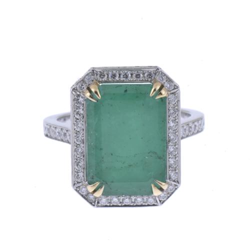 RING WITH LARGE EMERALD AND DIAMONDS