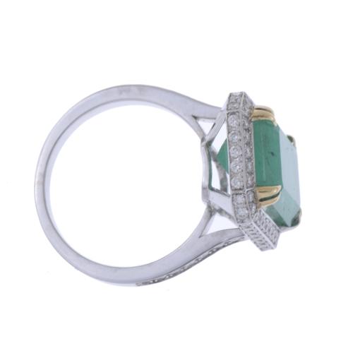 RING WITH LARGE EMERALD AND DIAMONDS