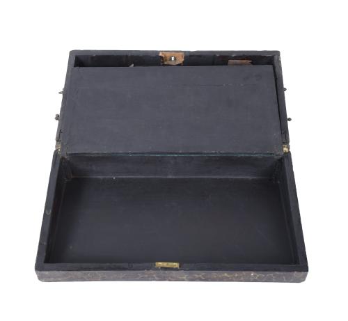ORIENTAL GILT LACQUERED BOX, 19TH CENTURY. 
