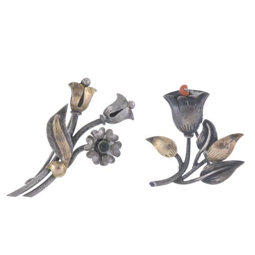 PAIR OF FLORAL BROOCHES. CIRCA 1930