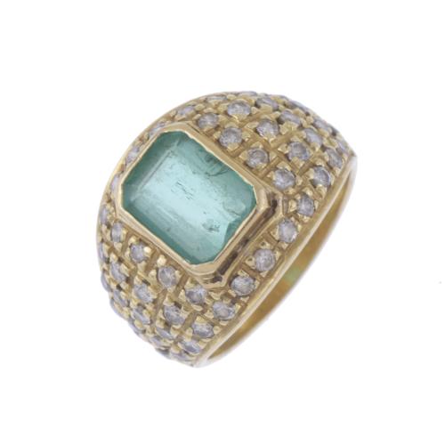 RING WITH EMERALD, DIAMONDS AND YELLOW GOLD