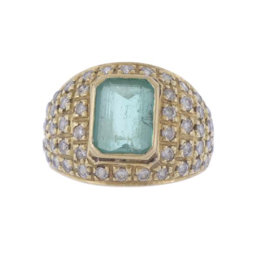 RING WITH EMERALD, DIAMONDS AND YELLOW GOLD