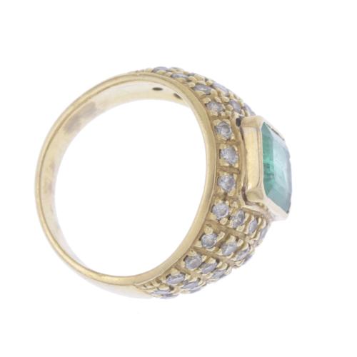 RING WITH EMERALD, DIAMONDS AND YELLOW GOLD