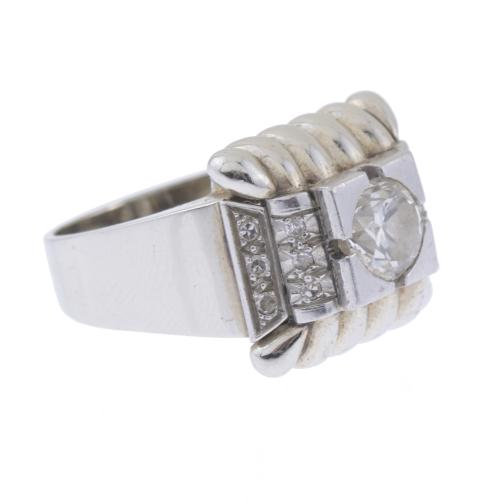 SIGNET RING IN WHITE GOLD AND DIAMONDS
