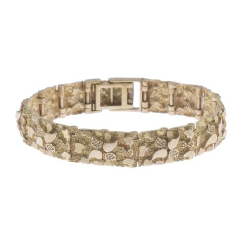 TEXTURED WIDE BRACELET.