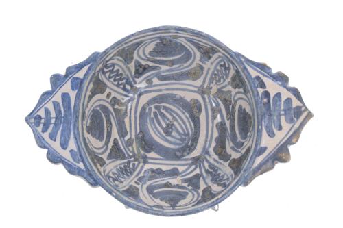 CONJUNTO DE DOS ESCUDILLAS DE OREJAS Y PLATO DE TERUEL, SIG