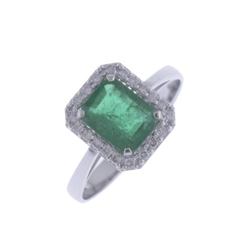RING WITH EMERALD SURROUNDED BY DIAMONDS.