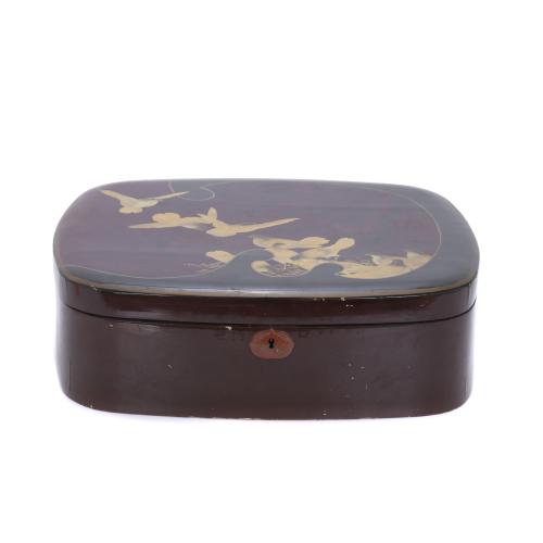ORIENTAL-LIKE SEWING BOX, 20TH CENTURY. 