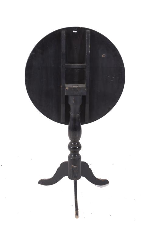 LACQUERED PEDESTAL TABLE WITH ORIENTAL MOTIFS, 20TH CENTURY