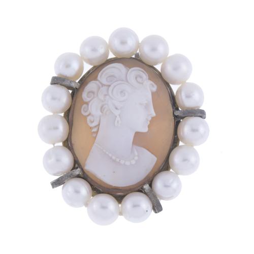 BROOCH OR PENDANT WITH CAMEO AND PEARLS