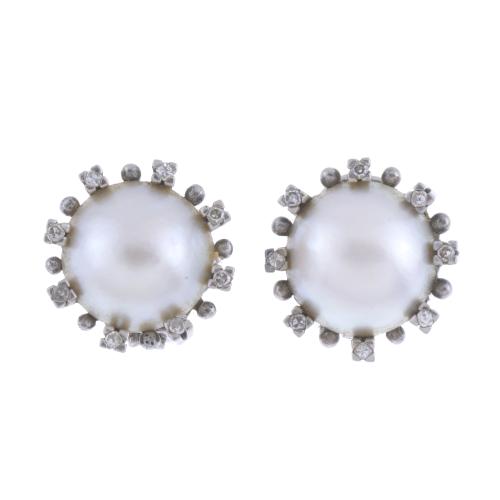 EARRINGS WITH MABÉ PEARL AND DIAMONDS