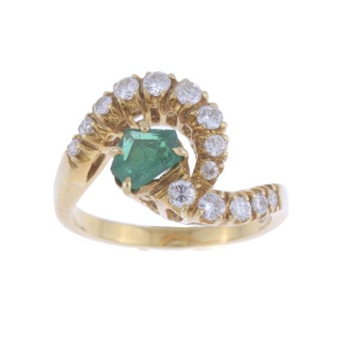 EMERALD AND DIAMONDS RING
