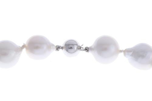 BAROQUE PEARLS NECKLACE