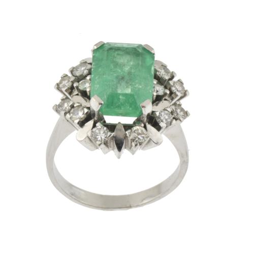 RING WITH DIAMONDS AND LARGE EMERALD