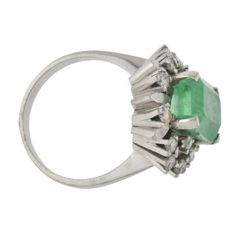 RING WITH DIAMONDS AND LARGE EMERALD