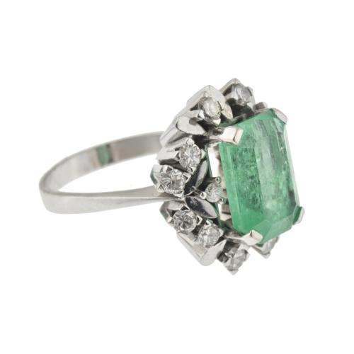 RING WITH DIAMONDS AND LARGE EMERALD