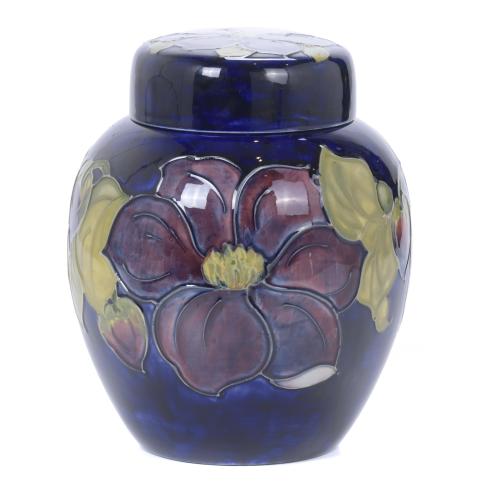 MOORCROFT MANUFACTURE. ENGLISH JAR, EARLY DECADES OF THE 20TH CENTURY.