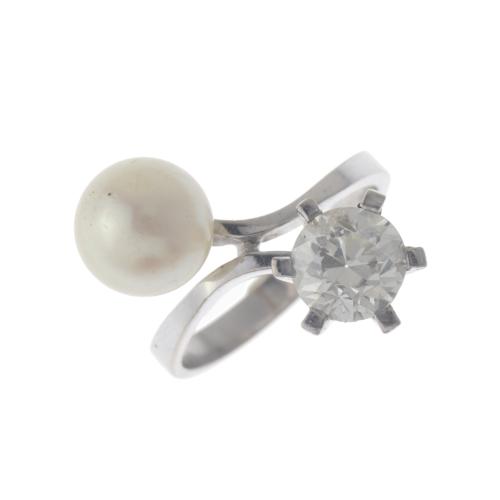 Sortija tu y yo, con perla y diamante.