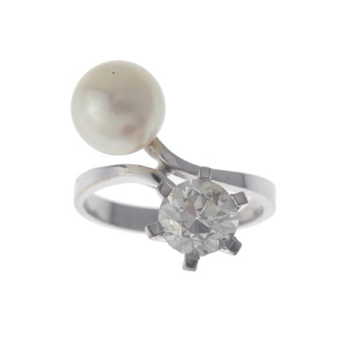 Sortija tu y yo, con perla y diamante.