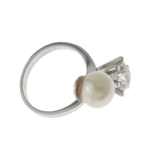 Sortija tu y yo, con perla y diamante.