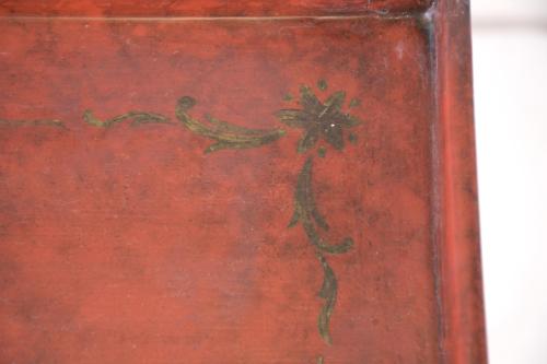 ORIENTAL-LIKE STYLE SET OF PEDESTAL AND SIDE TABLE, CIRCA 1