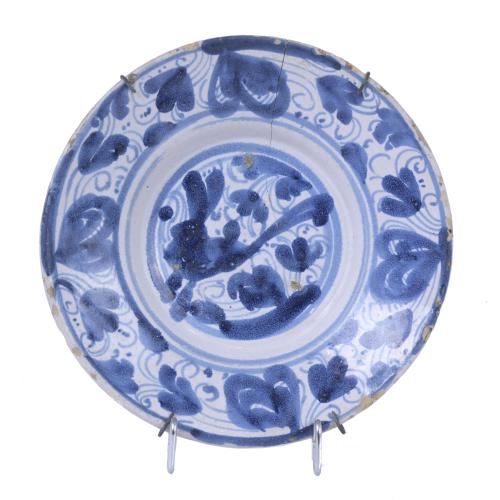 Plato de Teruel de la serie "Hoja-ala Liebre", siglo XVIII. 