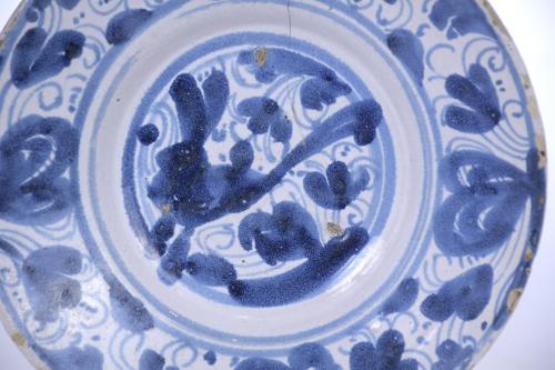 Plato de Teruel de la serie "Hoja-ala Liebre", siglo XVIII. 