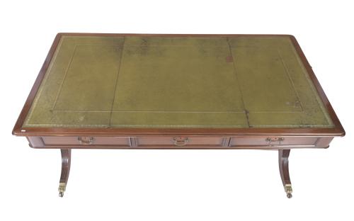 Mesa de despacho estilo Regency, siglo XX. 
