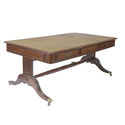 Mesa de despacho estilo Regency, siglo XX. 